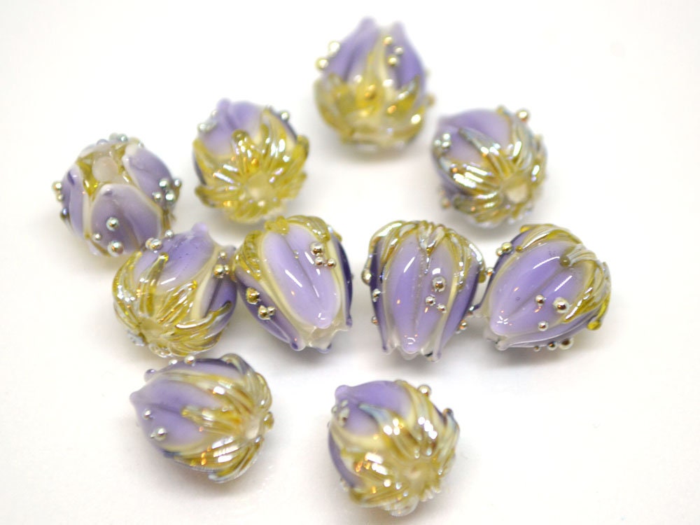 Lavender flower beads green gold, 10mm beads, Light purple flower beads, Artisan lampwork, Handmade flower bead, Glass flower bead, Floral
