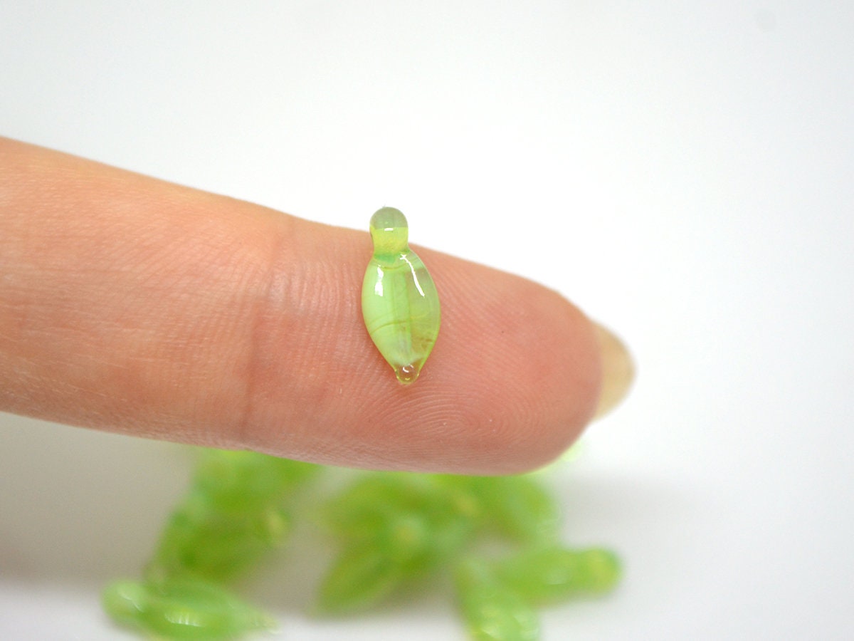 Peridote Green lampwork leaf beads, Glass leaves, Top drilled leaf beads, Lampwork leaf bead, Jewelry making, Leaf charm, Small Leaf beads