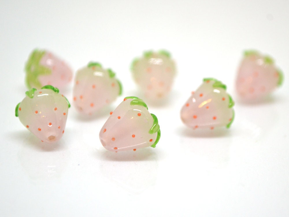 Blush pink Strawberry 10mm glass beads, Pale Pink Lampwork berries, Small strawberry, Berry fruit beads, Berry Jewelry, Small glass beads