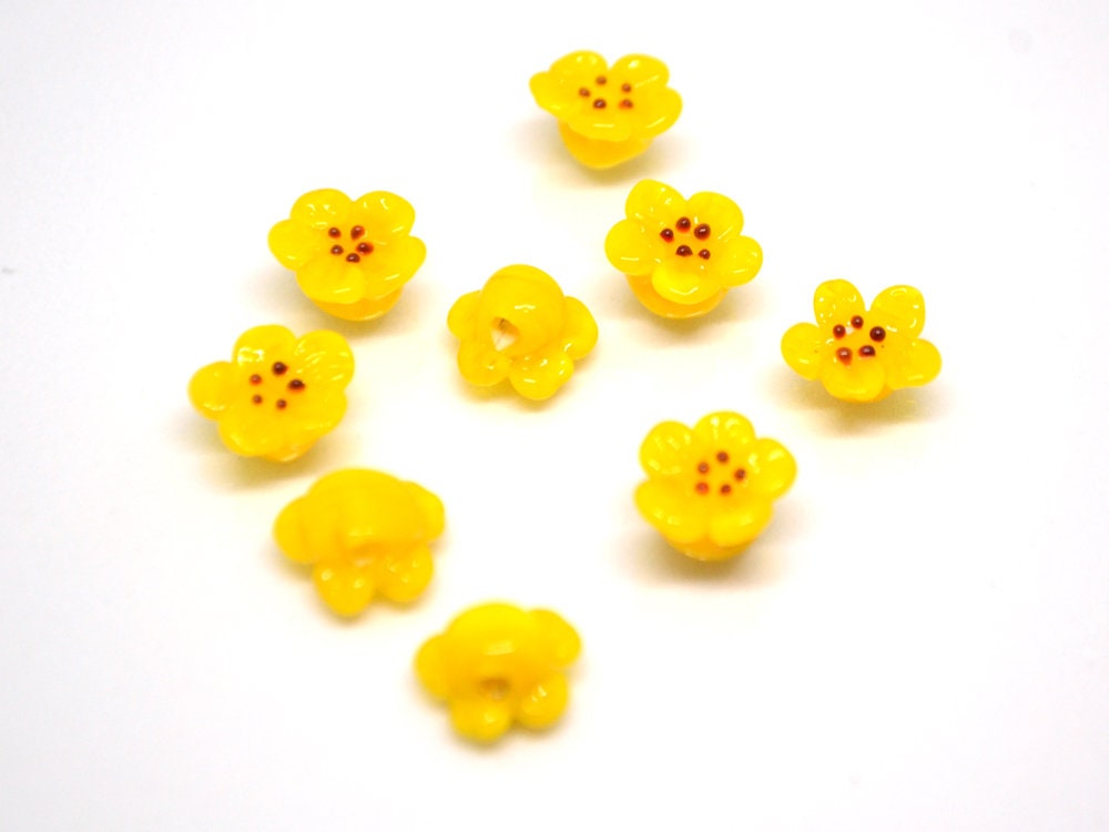 Yellow flower button beads, Honey yellow glass button beads, Flower button, Flower Lucite buttons, Artisan Lampwork