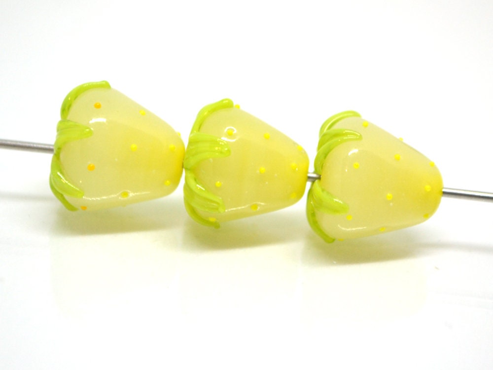 Yellow Strawberry glass beads, 12mm Lampwork berries, Glass strawberry, Lampwork Berry beads, Forrest berry beads, Nature inspired, Murano