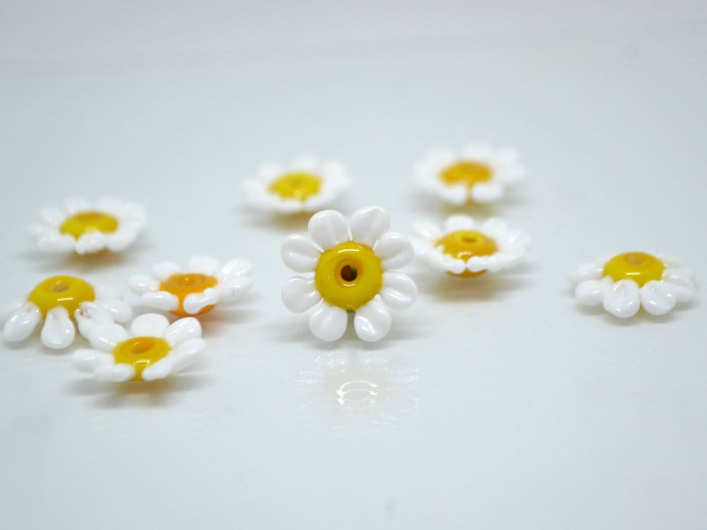 Chamomile flower glass beads, White yellow lampwork beads, Wildflowers, Daisy bead, Floral murano glass White Camomile, Artisan lampwork
