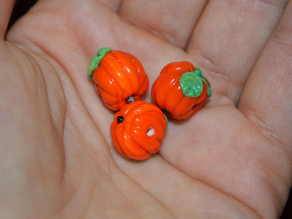 Handmade glass pumpkin beads, Orange lampwork bead, Miniatures Pumpkin, Fall Decor, Autumn Decor, Thanksgiving decor