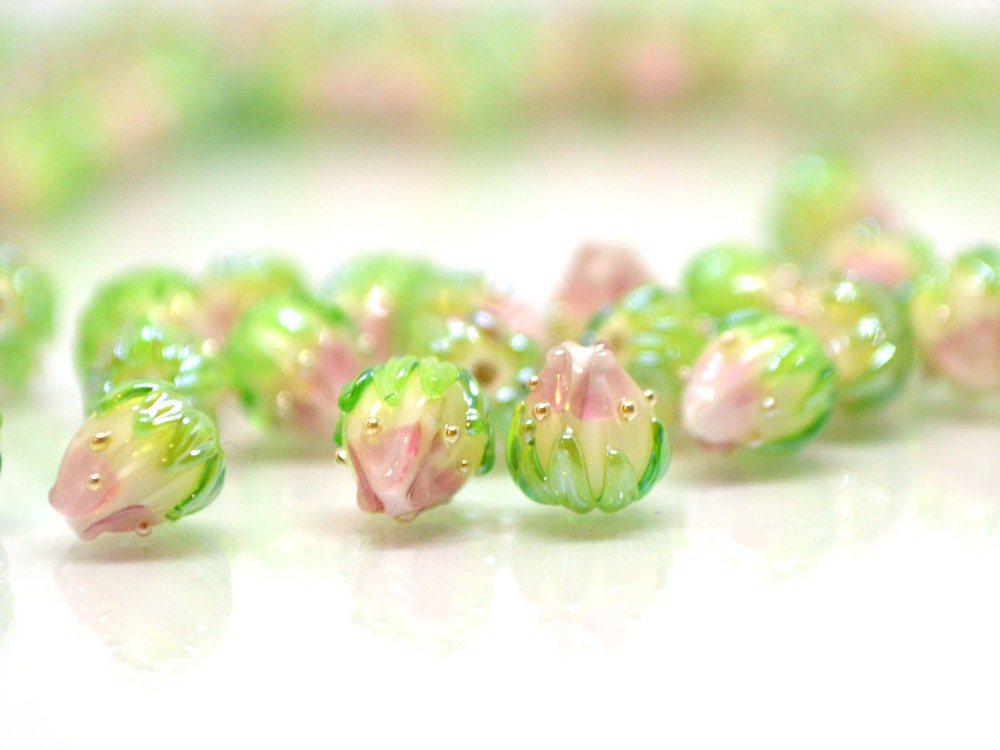 White and pink glass flower beads, 7mm flower bead, Gradient glass beads, Floral lampwork, Tiny beads, Pink beads with green leaves