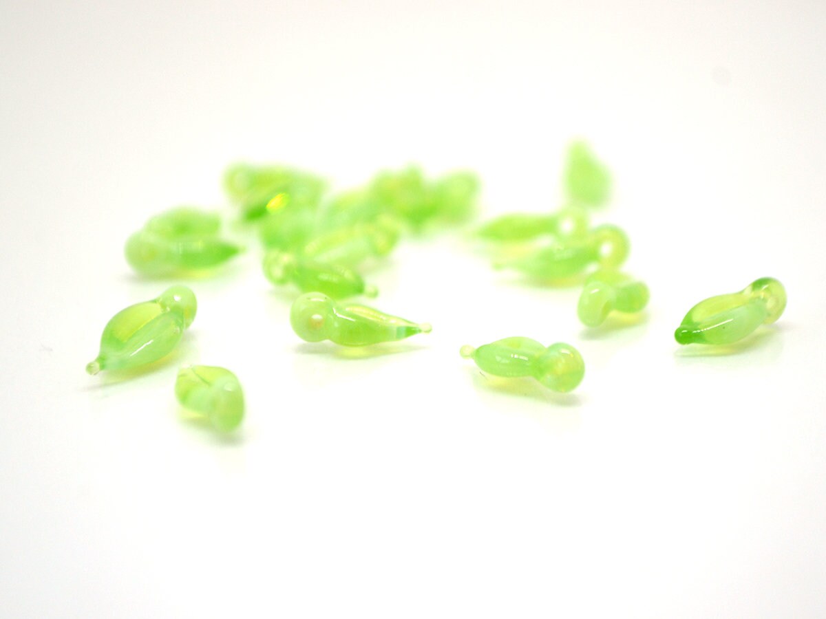 Peridote Green lampwork leaf beads, Glass leaves, Top drilled leaf beads, Lampwork leaf bead, Jewelry making, Leaf charm, Small Leaf beads