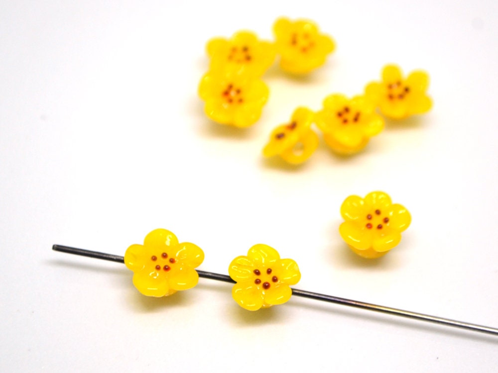 Yellow flower button beads, Honey yellow glass button beads, Flower button, Flower Lucite buttons, Artisan Lampwork
