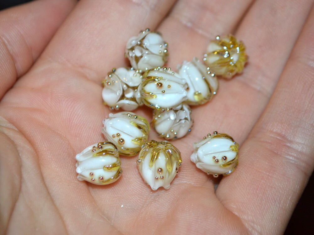 Handmade lampwork 10mm White flower glass beads with gold drops, Lampwork bead set, Small flower beads, Floral lampwork, Art glass bead milk