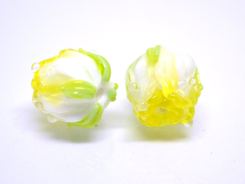 Yellow lampwork rosebud beads, Glass rose beads, White flower beads, Artisan lampwork, Floral Lampwork, Jewelry making, Glass flower jewelry