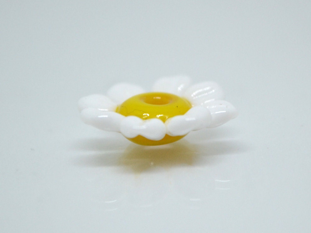 Chamomile flower glass beads, White yellow lampwork beads, Wildflowers, Daisy bead, Floral murano glass White Camomile, Artisan lampwork