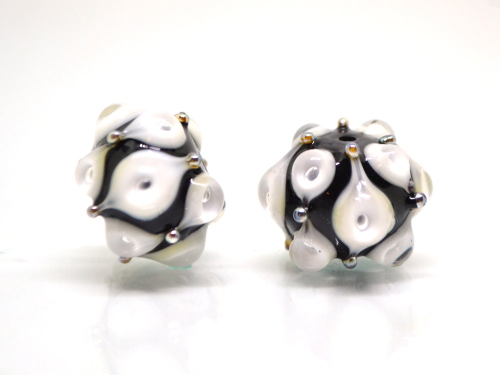 Black white glass beads