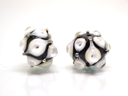 Black white glass beads