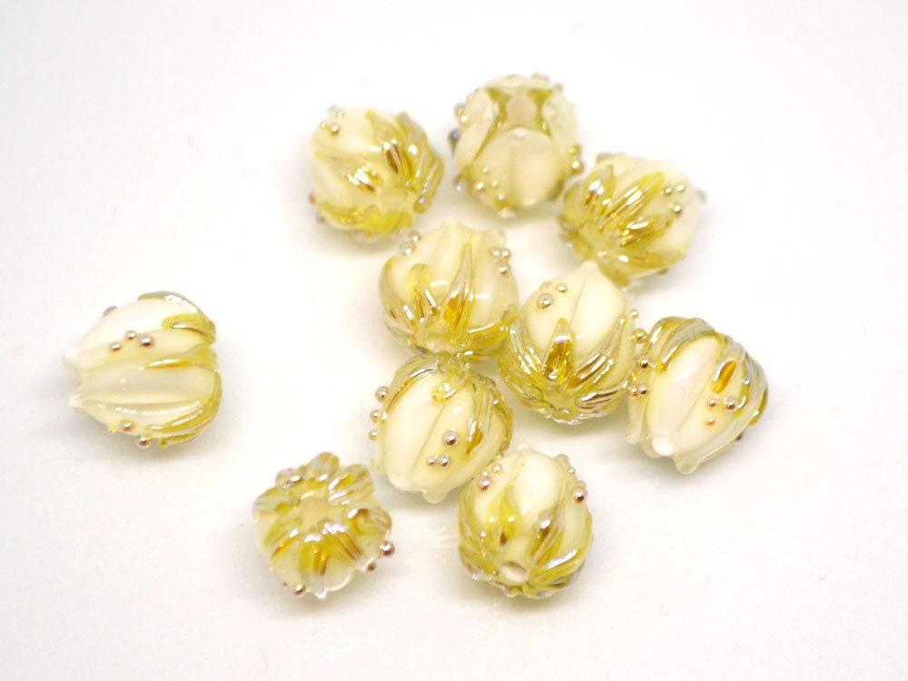 Handmade lampwork 10mm White flower glass beads with gold drops, Lampwork bead set, Small flower beads, Floral lampwork, Art glass bead milk