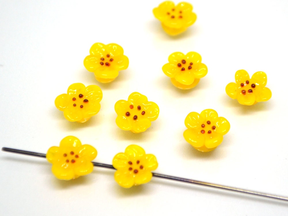 Yellow flower button beads, Honey yellow glass button beads, Flower button, Flower Lucite buttons, Artisan Lampwork