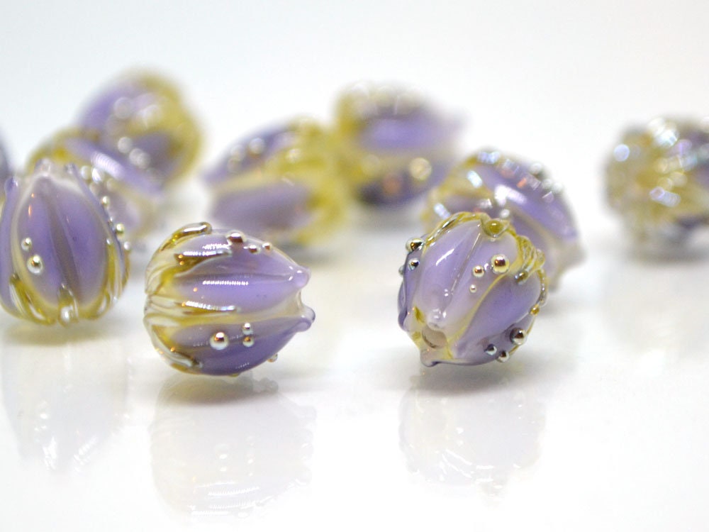 Lavender flower beads green gold, 10mm beads, Light purple flower beads, Artisan lampwork, Handmade flower bead, Glass flower bead, Floral