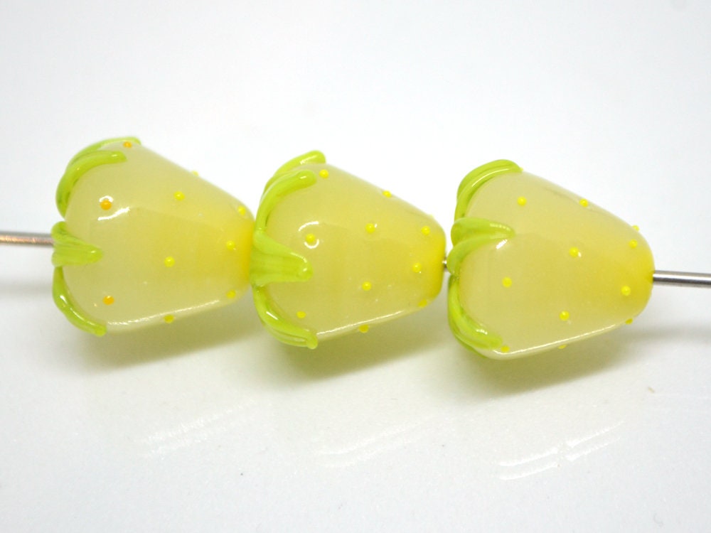 Yellow Strawberry glass beads, 12mm Lampwork berries, Glass strawberry, Lampwork Berry beads, Forrest berry beads, Nature inspired, Murano
