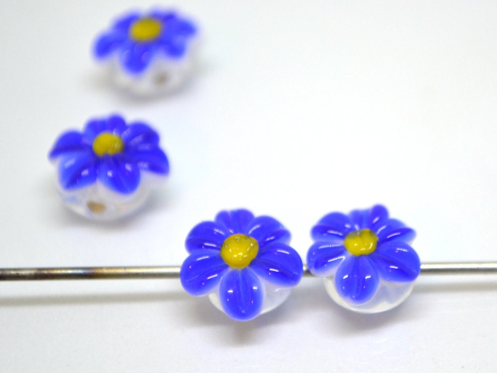 Blue Lampwork Chamomile beads, Cobalt blue Chamomile flower bead, Blue and yellow beads, Beads for bracelet, Blue flower bead, Blue lampwork