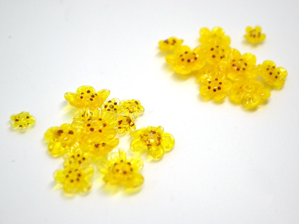Sunny yellow flower glass beads|Set of 12pcs|Transparent|Opaque|Artisan Lampwork|Bright yellow|Bead set|Sunshine yellow|Floral lampwork bead