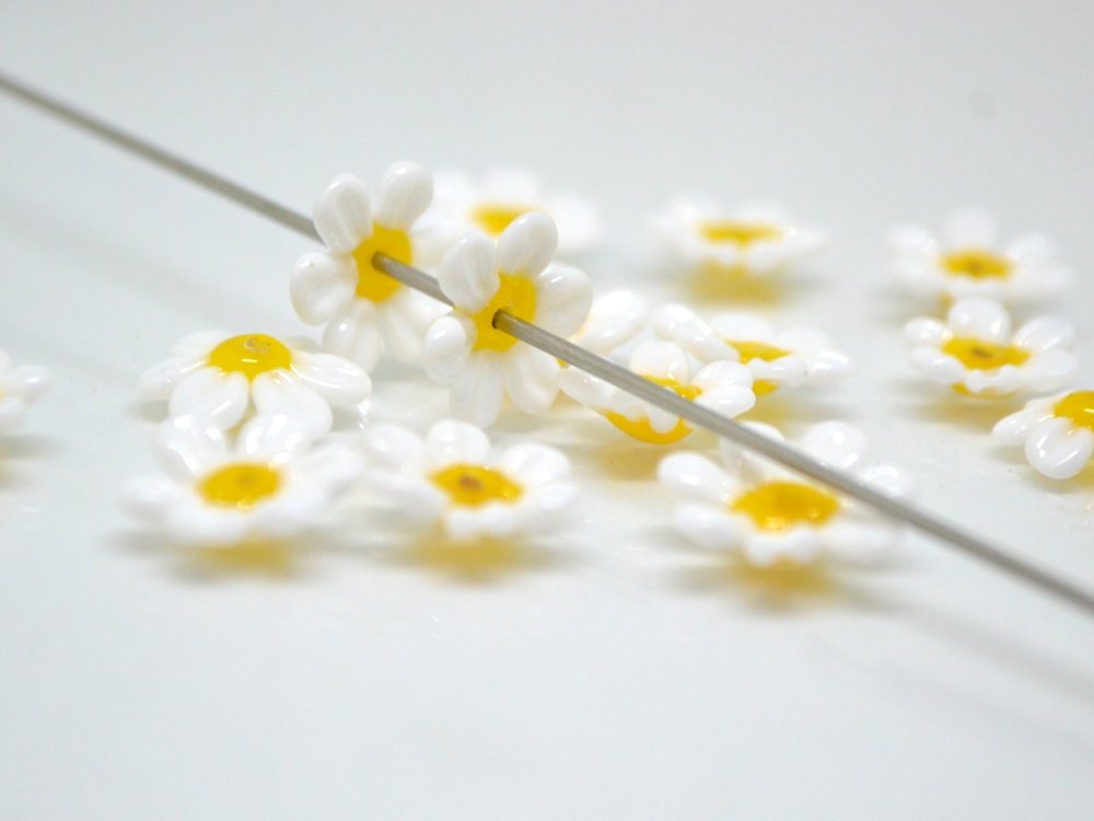 Small 9 mm Lampwork Chamomile beads, White yellow flower glass beads, White Camomile, Wildflower beads, Daisy bead, Floral murano glass