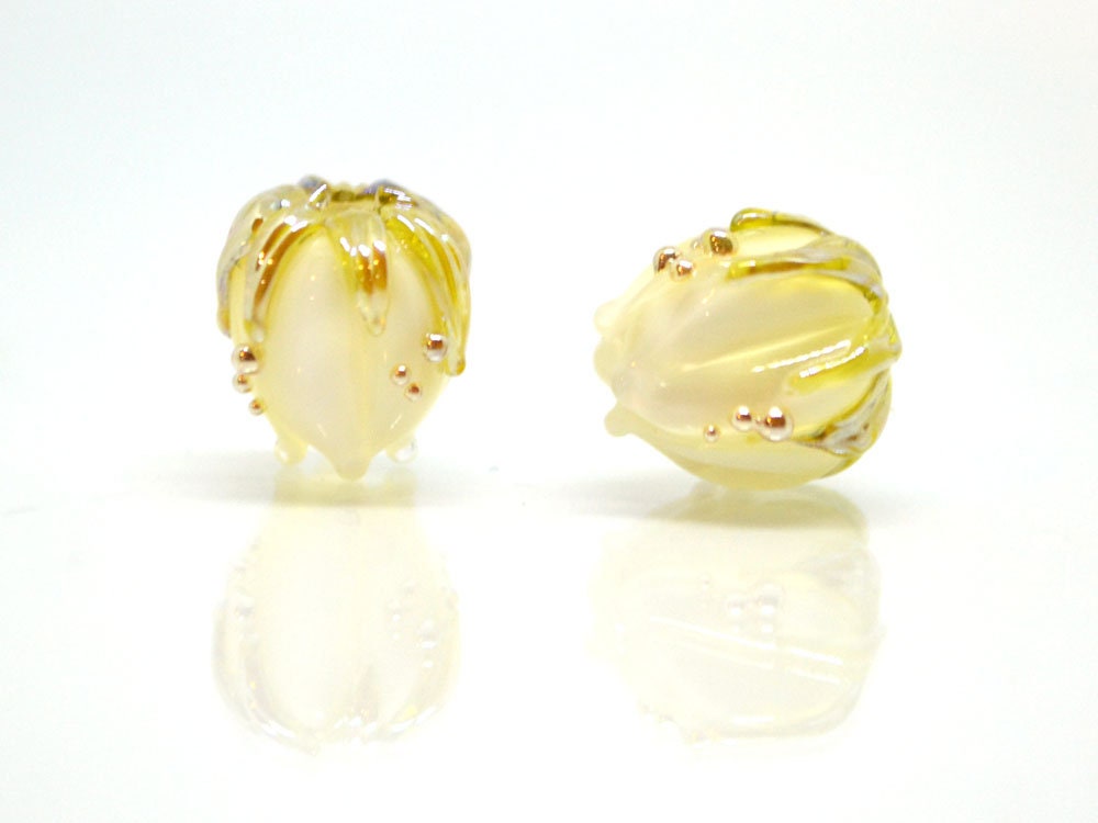 Handmade lampwork 10mm White flower glass beads with gold drops, Lampwork bead set, Small flower beads, Floral lampwork, Art glass bead milk