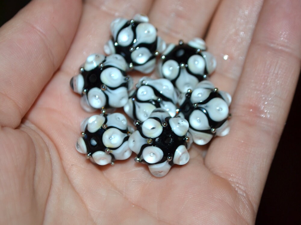 Black white glass beads
