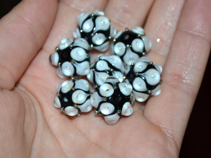 Black white glass beads