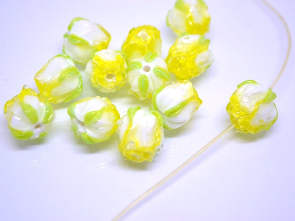 Yellow lampwork rosebud beads, Glass rose beads, White flower beads, Artisan lampwork, Floral Lampwork, Jewelry making, Glass flower jewelry