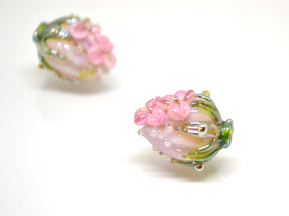 Pink flower bouquet lampwork beads, Tender pink lampwork beads with green leaves, Artisan lampwork, Beads for earrings, one bead