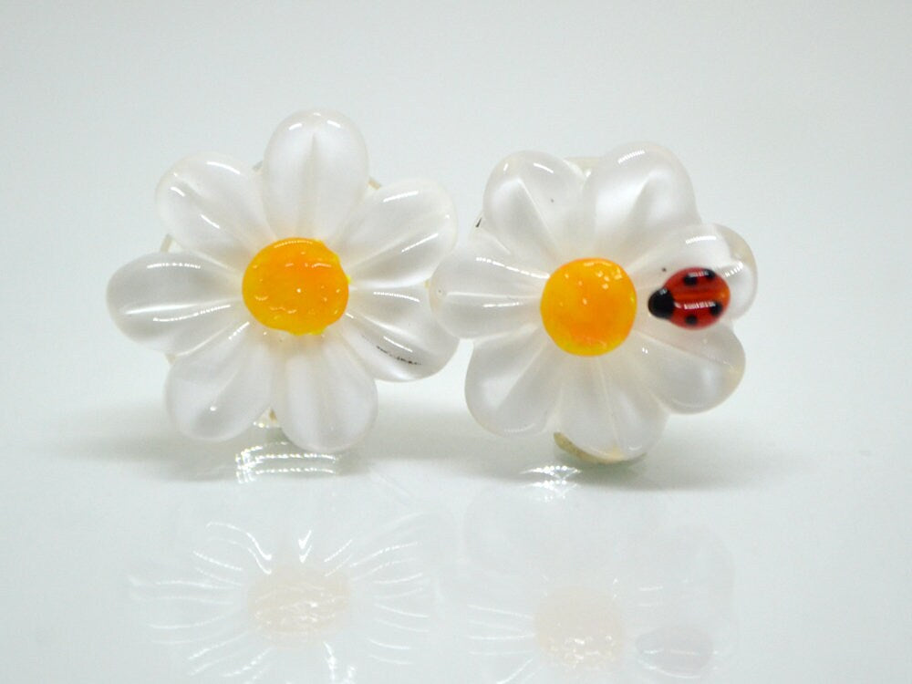 Chamomile flower lampwork beads with ladybug, Lentils beads, White flower beads, White floral lampwork