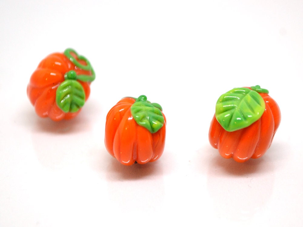 Handmade glass pumpkin beads, Orange lampwork bead, Miniatures Pumpkin, Fall Decor, Autumn Decor, Thanksgiving decor