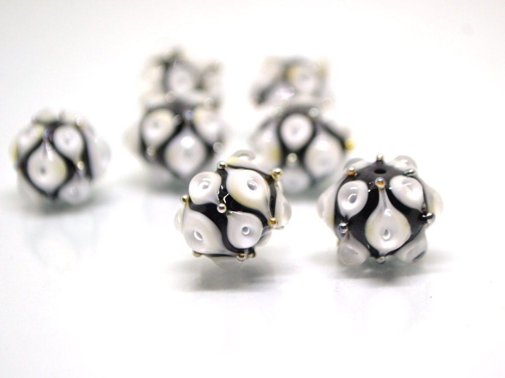 Black white glass beads
