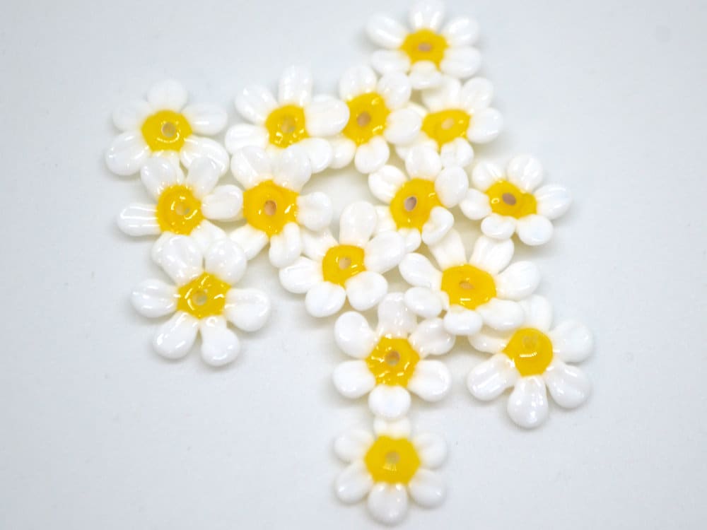 Small 9 mm Lampwork Chamomile beads, White yellow flower glass beads, White Camomile, Wildflower beads, Daisy bead, Floral murano glass