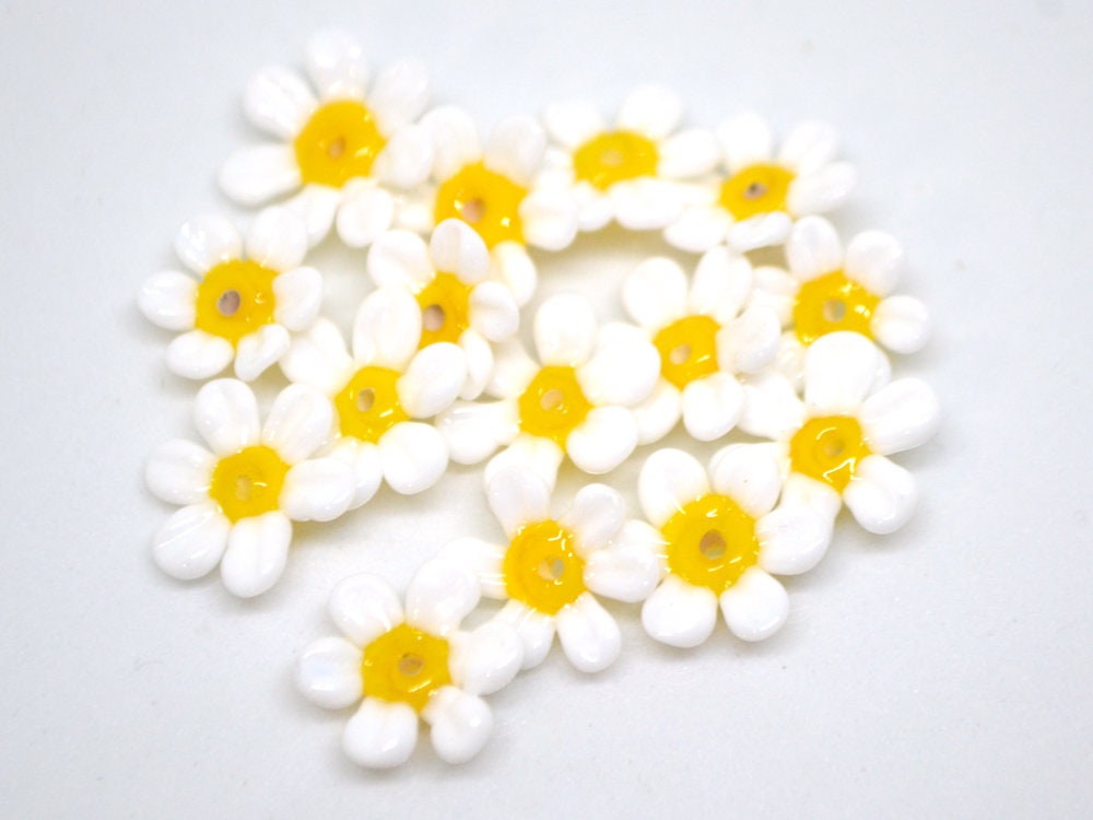 Small 9 mm Lampwork Chamomile beads, White yellow flower glass beads, White Camomile, Wildflower beads, Daisy bead, Floral murano glass