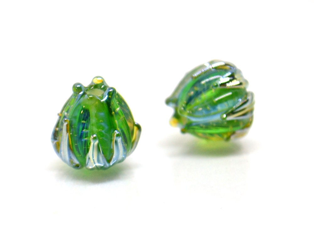 Green silver flower beads, Emerald green lampwork flower, 10mm flower beads, Glass flower, Floral lampwork, Artisan lampwork, transparent