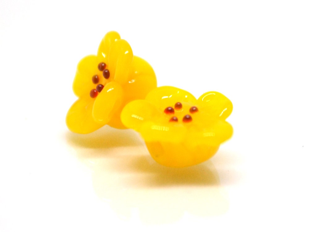 Yellow flower button beads, Honey yellow glass button beads, Flower button, Flower Lucite buttons, Artisan Lampwork