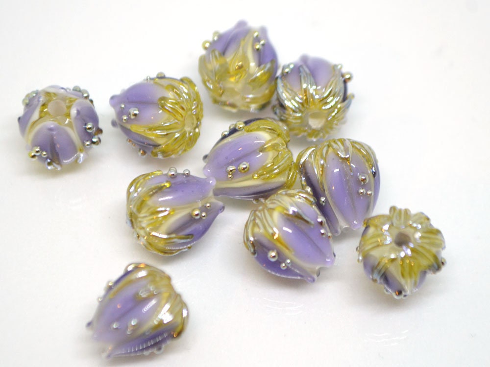 Lavender flower beads green gold, 10mm beads, Light purple flower beads, Artisan lampwork, Handmade flower bead, Glass flower bead, Floral