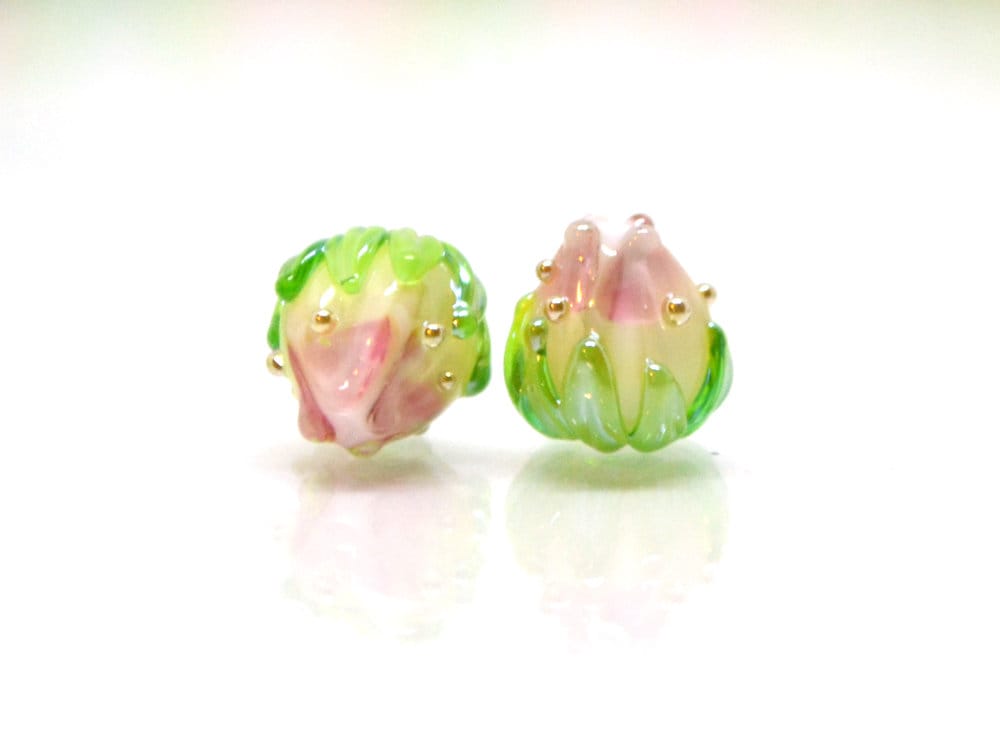 White and pink glass flower beads, 7mm flower bead, Gradient glass beads, Floral lampwork, Tiny beads, Pink beads with green leaves