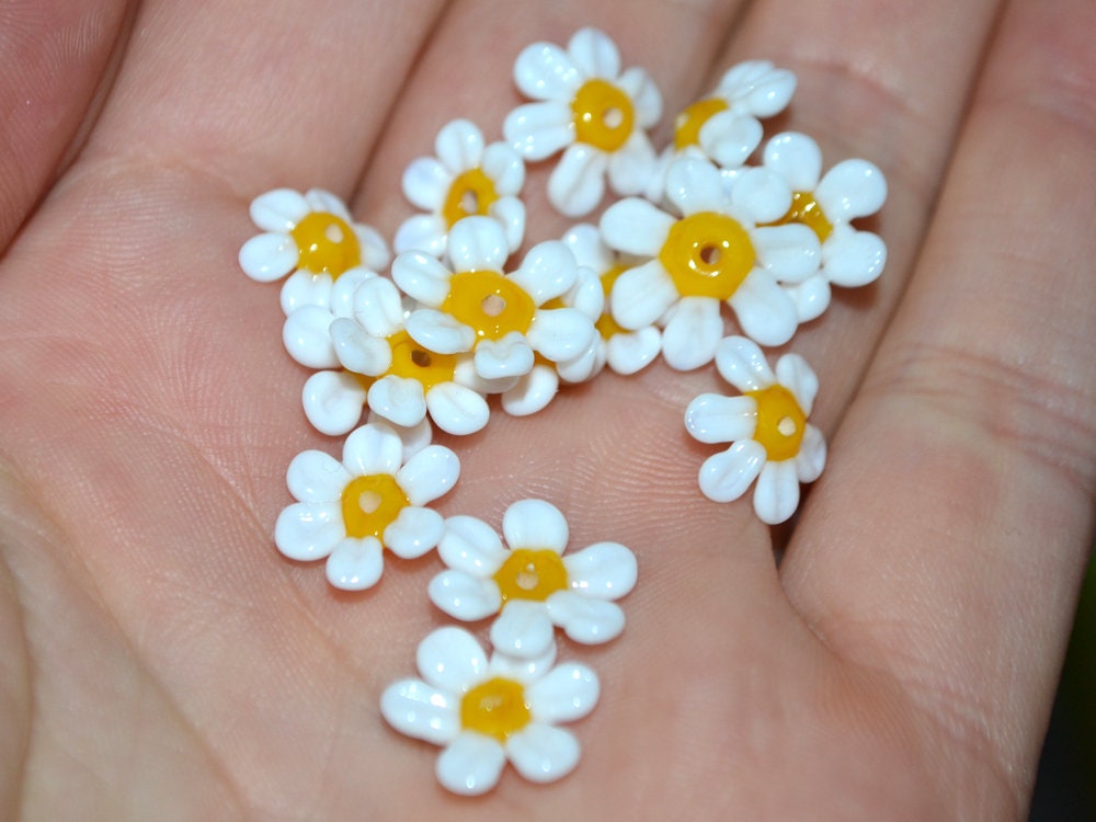 Small 9 mm Lampwork Chamomile beads, White yellow flower glass beads, White Camomile, Wildflower beads, Daisy bead, Floral murano glass