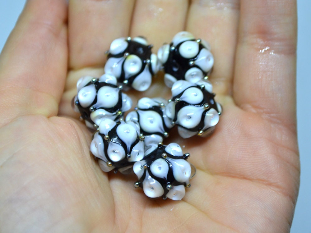 Black white glass beads