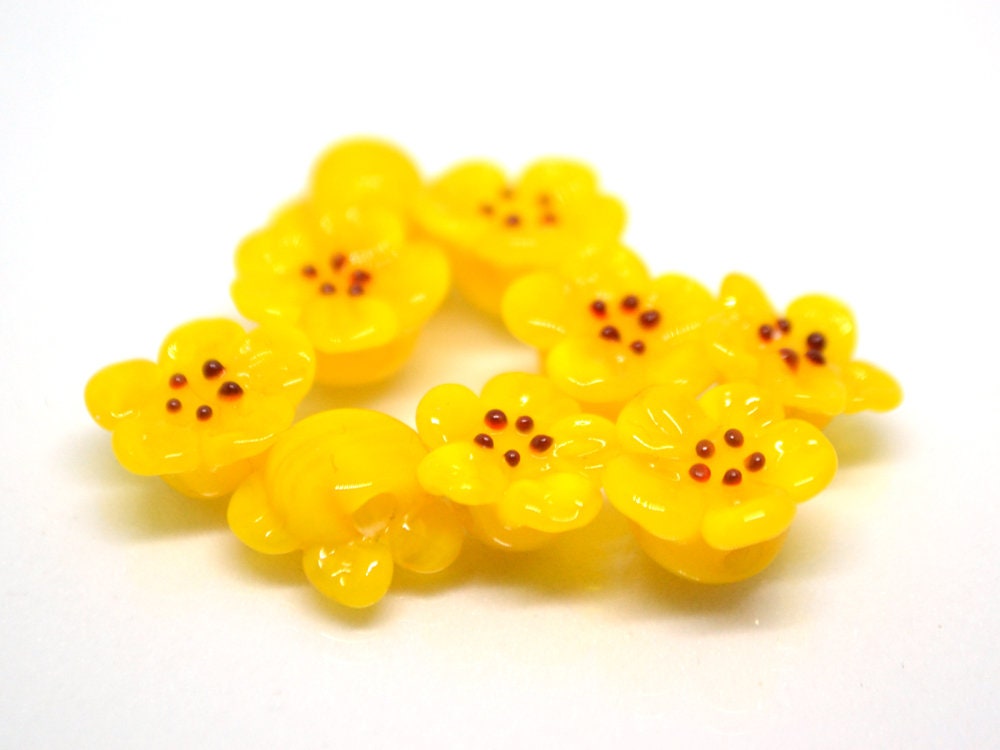 Yellow flower button beads, Honey yellow glass button beads, Flower button, Flower Lucite buttons, Artisan Lampwork