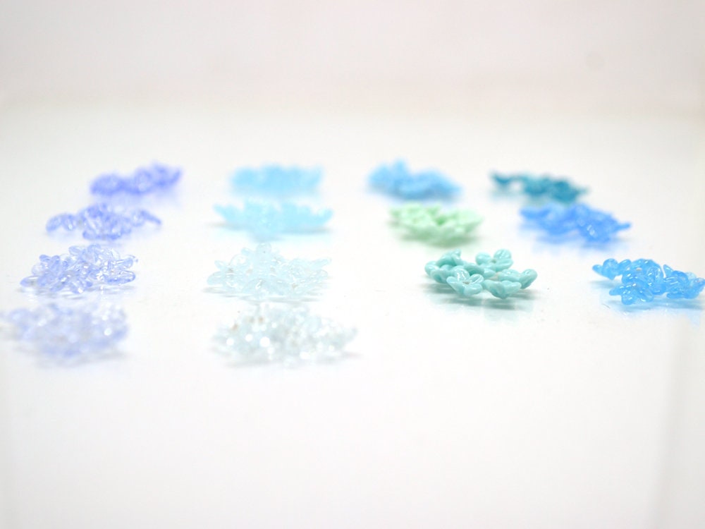 Sky blue small flower beads, Aqua blue glass flowers, cute flowers for embroidery, mini glass flowers, Blue wedding beads, Something blue