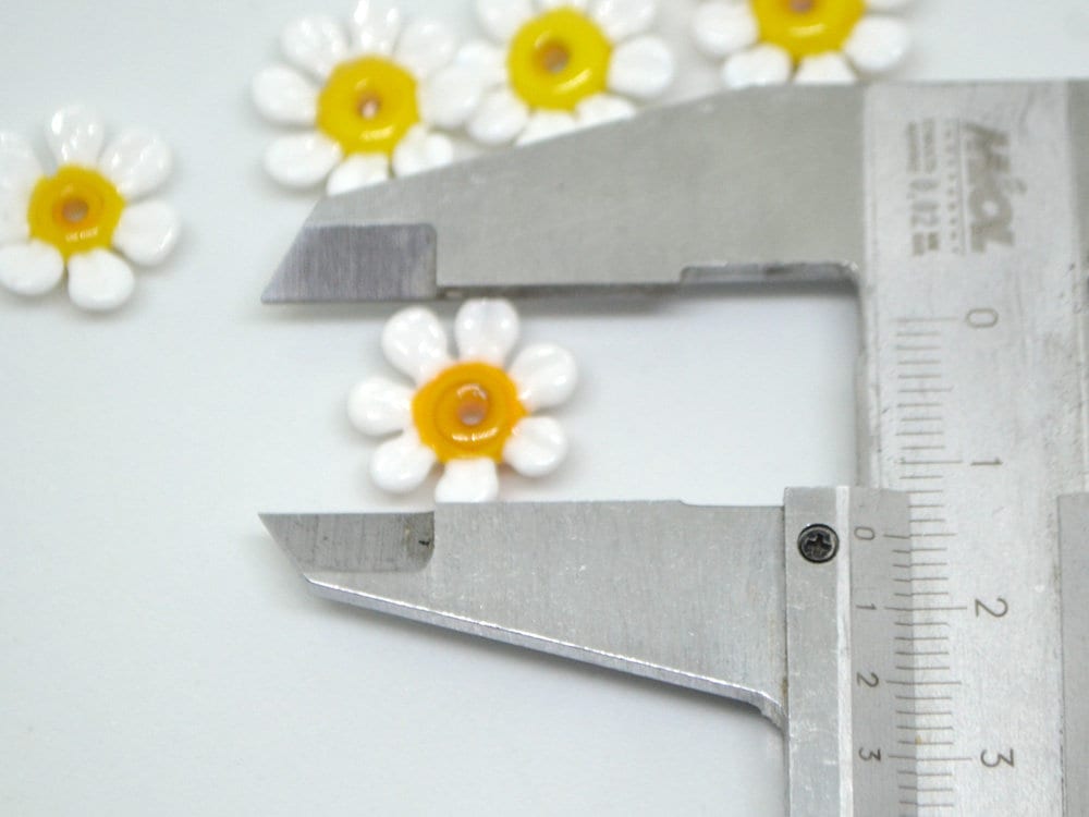 Chamomile flower glass beads, White yellow lampwork beads, Wildflowers, Daisy bead, Floral murano glass White Camomile, Artisan lampwork