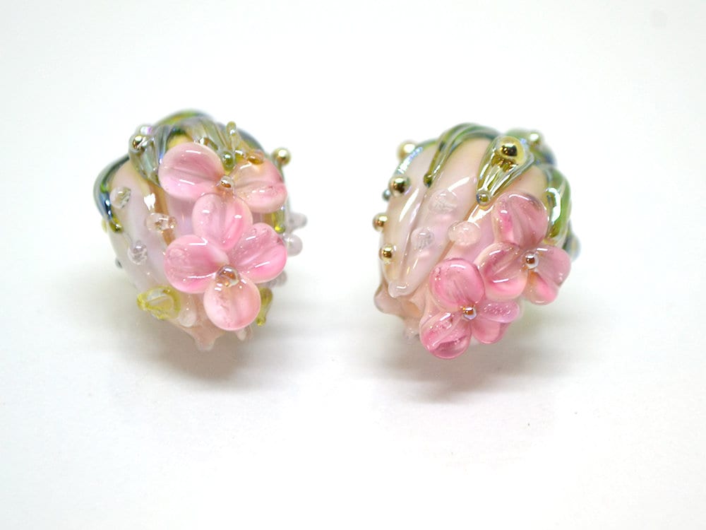 Pink flower bouquet lampwork beads, Tender pink lampwork beads with green leaves, Artisan lampwork, Beads for earrings, one bead