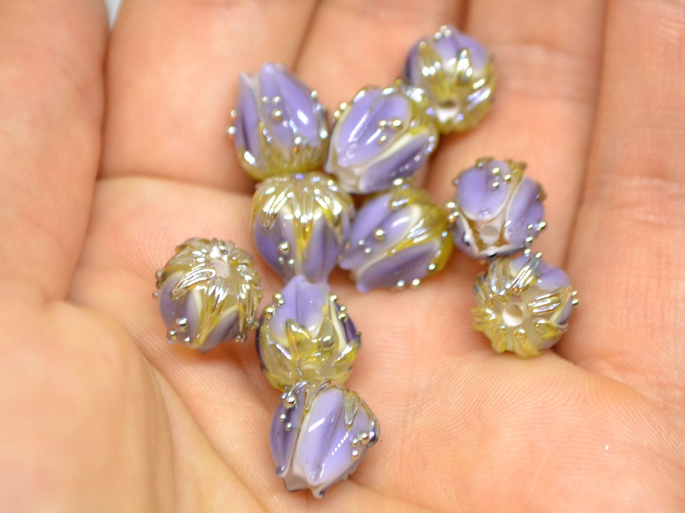 Lavender flower beads green gold, 10mm beads, Light purple flower beads, Artisan lampwork, Handmade flower bead, Glass flower bead, Floral