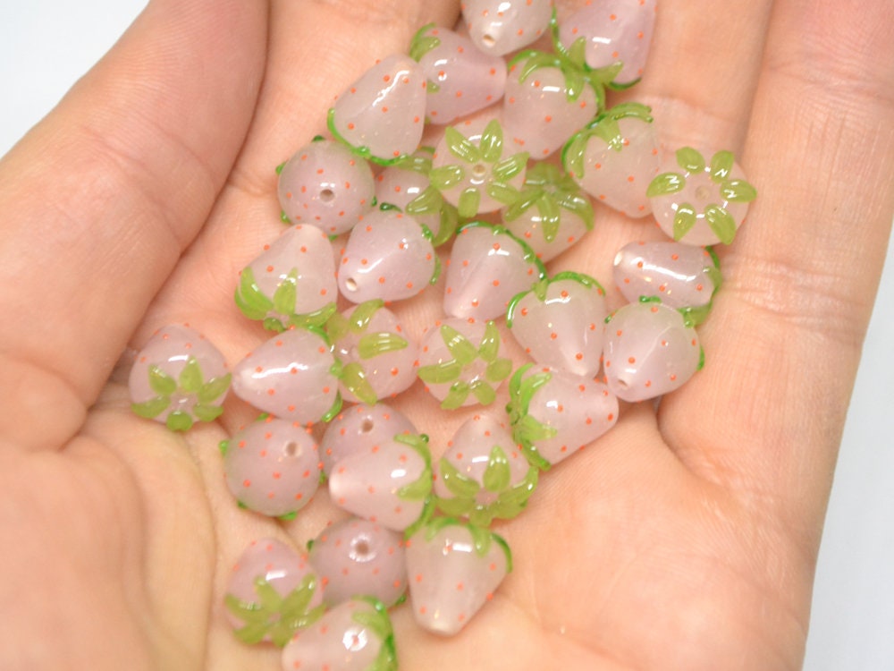 Blush pink Strawberry 10mm glass beads, Pale Pink Lampwork berries, Small strawberry, Berry fruit beads, Berry Jewelry, Small glass beads