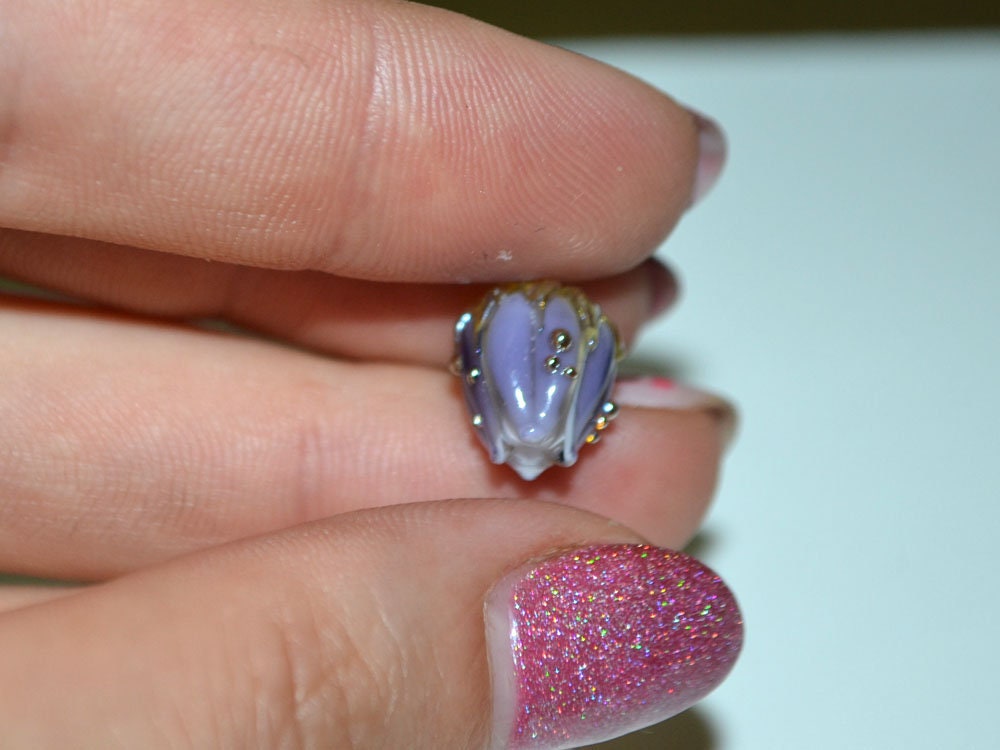 Lavender flower beads green gold, 10mm beads, Light purple flower beads, Artisan lampwork, Handmade flower bead, Glass flower bead, Floral