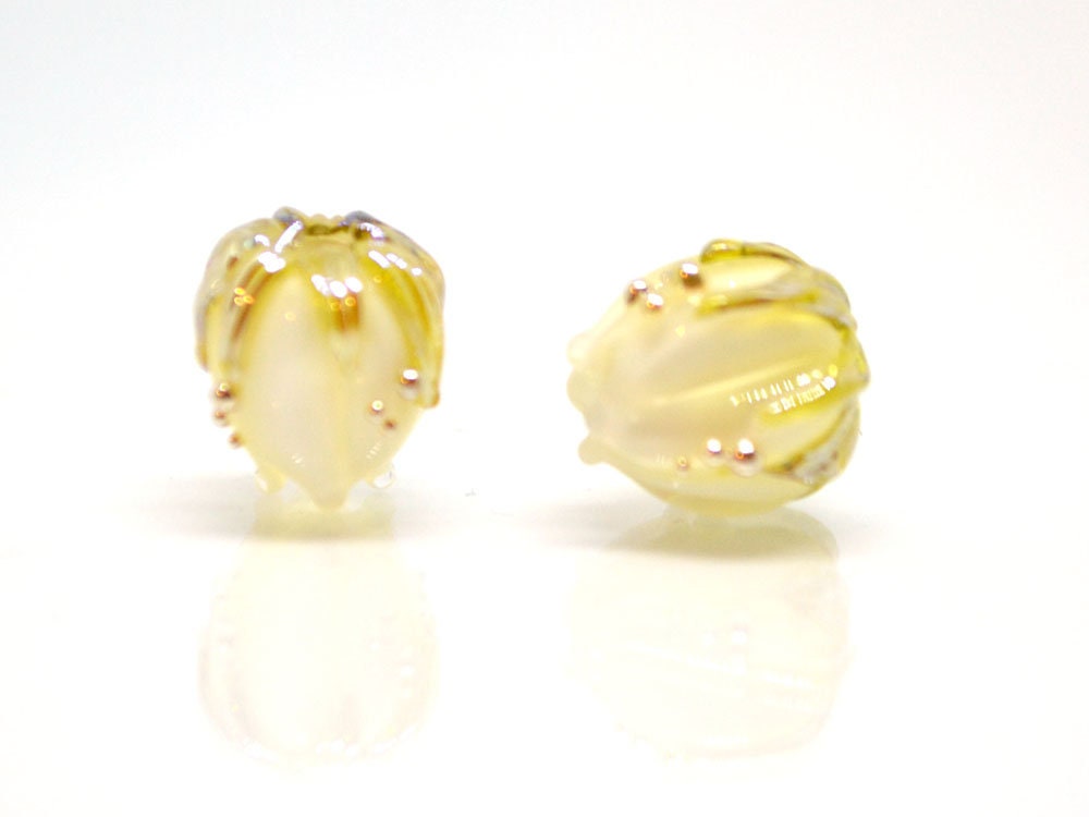 Handmade lampwork 10mm White flower glass beads with gold drops, Lampwork bead set, Small flower beads, Floral lampwork, Art glass bead milk
