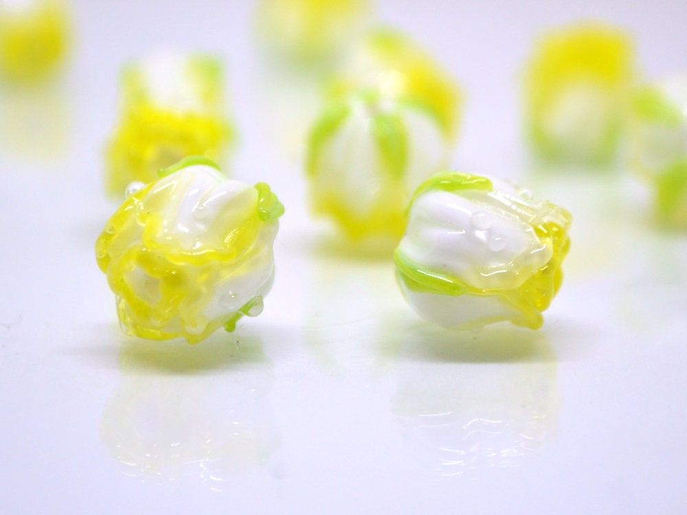 Yellow lampwork rosebud beads, Glass rose beads, White flower beads, Artisan lampwork, Floral Lampwork, Jewelry making, Glass flower jewelry