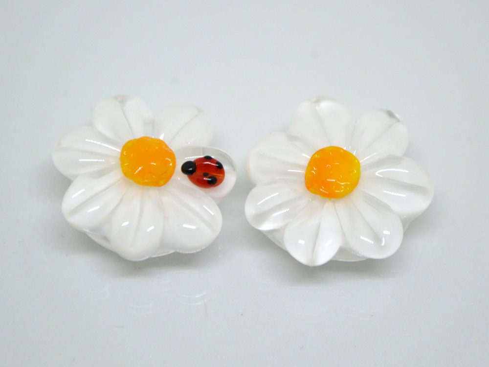 Chamomile flower lampwork beads with ladybug, Lentils beads, White flower beads, White floral lampwork