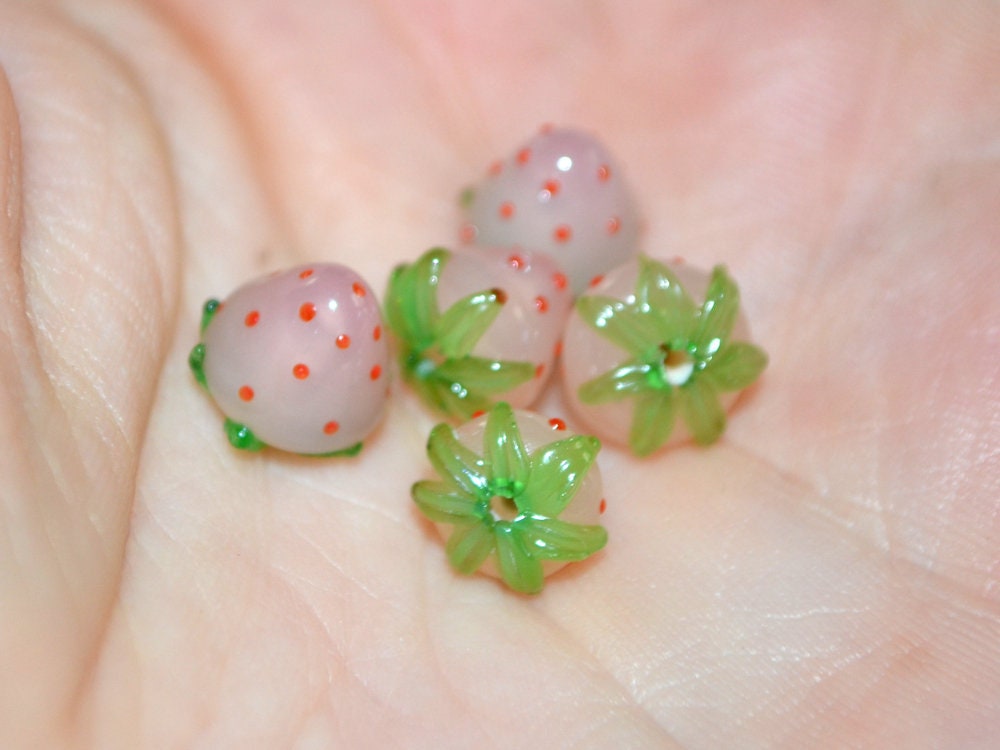 Small 7mm Strawberry glass beads, Pale pink strawberry, Lampwork berries, Mini berry beads, Berry jewelry, Glass Berry beads, Mini food
