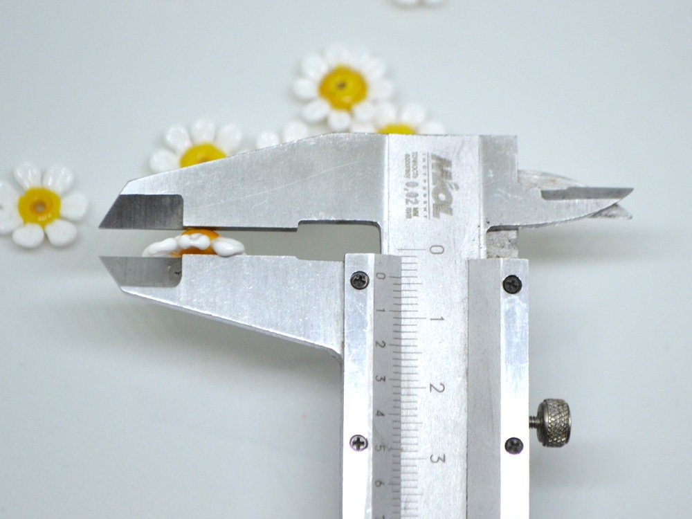 Chamomile flower glass beads, White yellow lampwork beads, Wildflowers, Daisy bead, Floral murano glass White Camomile, Artisan lampwork